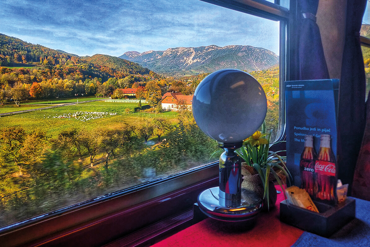 Slowenischer Speisewagen im EC „Emona“, 2019, © David Ecker / Flickr